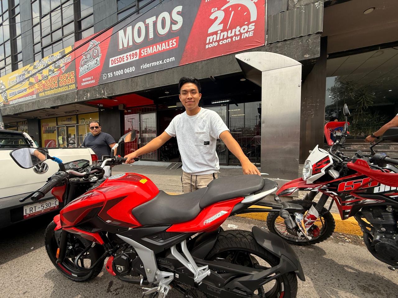 Cliente RiderMex con su moto
